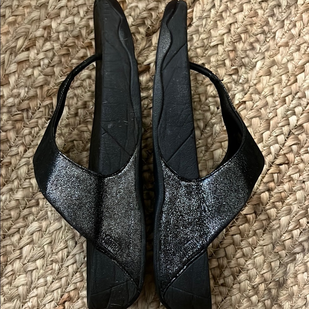 Fitflop Black Slippers with Y-Strap Design - Picture 4 of 6